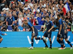 Pemain Muda Terbaik Piala Dunia 2018 itu pun merayakannya bersama rekan-rekannya di hadapan ribuan suporter Prancis. (Foto: Charles Platiau/REUTERS)