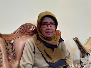 Kepala SMPN 8 Yogya Bantah Wajibkan Siswi Muslim Pakai Jilbab Kepala SMPN 8 Yogya Bantah Wajibkan Siswi Muslim Pakai Jilbab