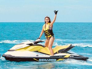 Foto: Maria Selena & Kevin Sanjaya Sama-sama Hobi Main Jet Ski
