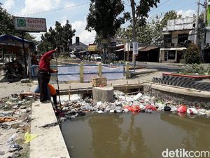Pemburu Lele Jokowi Keluhkan Sampah Sumbat Selokan Mataram