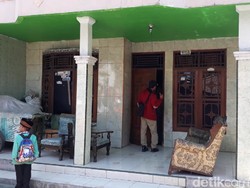 Densus 88 Tangkap Sales Obat Pertanian di Brebes