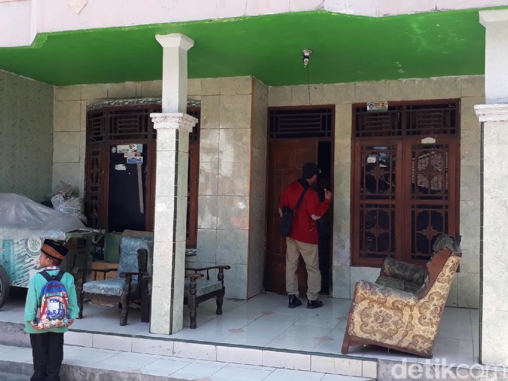 Densus 88 Tangkap Sales Obat Pertanian di Brebes Densus 88 Tangkap Sales Obat Pertanian di Brebes