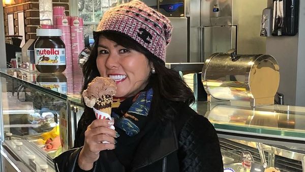 10 Potret Fifi Lety Adik Ahok yang Selalu Happy Saat Kulineran