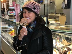 10 Potret Fifi Lety Adik Ahok yang Selalu Happy Saat Kulineran