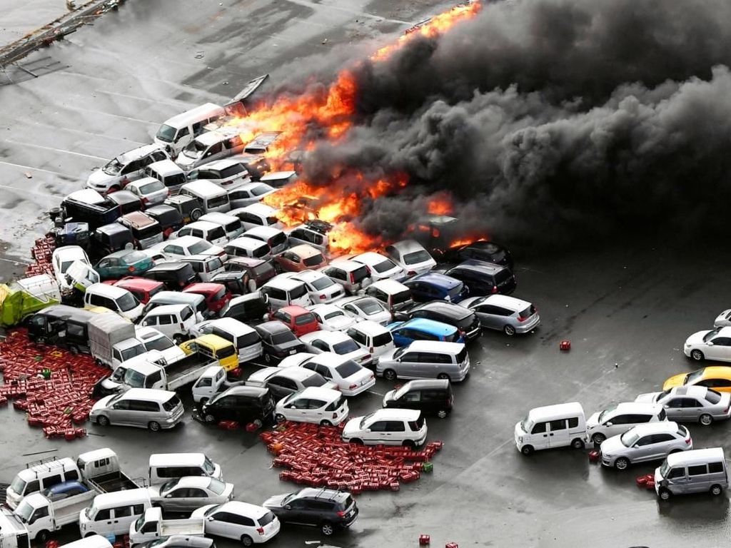 Ratusan Mobil Terbakar Akibat Topan Jebi di Jepang Ratusan Mobil Terbakar Akibat Topan Jebi di Jepang
