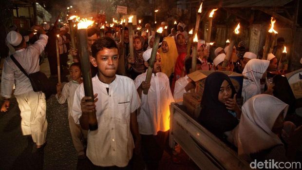 Warga mengadakan pawai obor dalam rangka memperingati tahun gres Islam atau tahun gres Hijriah di Warakas, Jakarta Utara, Senin (10/9/2018).