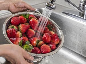 Lebih Baik Mana, Mencuci atau Merendam Buah dalam Air Semalaman?