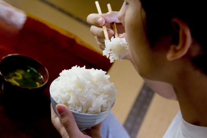 Bolehkah Menaruh Lauk di Atas Nasi Putih Saat Makan Cara Jepang?