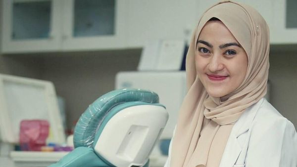 Pesona Sarah Gadrie, Dokter Gigi Cantik Langganan Artis Indonesia
