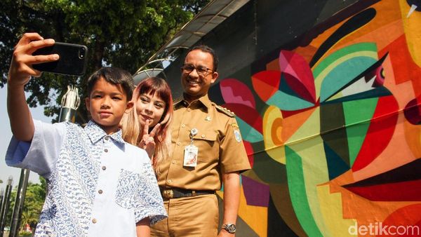 Libur Sekolah, Anies Ajak Anak Resmikan Mural