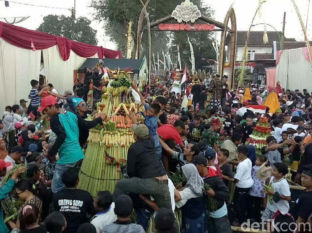 Keren, 25 Tumpeng Diarak di Festival Grebeg Suro di Banyuwangi