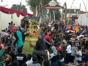 Keren, 25 Tumpeng Diarak di Festival Grebeg Suro di Banyuwangi Keren, 25 Tumpeng Diarak di Festival Grebeg Suro di Banyuwangi