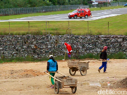 Warga Turun Tangan Bangun Landasan Bandara di Pelosok Sulsel