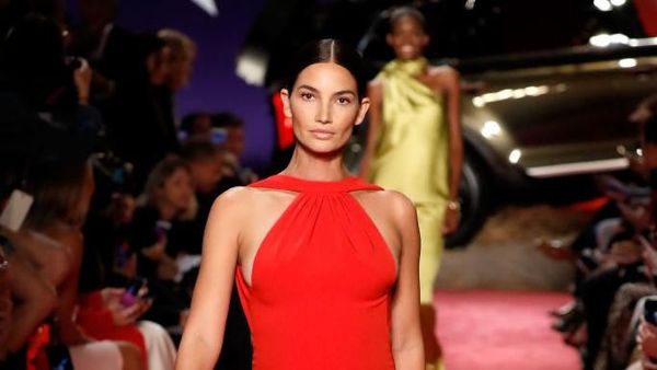 Foto: Hamil 5 Bulan, Lily Aldridge Tebar Pesona di Catwalk NYFW