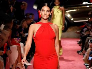 Foto: Hamil 5 Bulan, Lily Aldridge Tebar Pesona di Catwalk NYFW Foto: Hamil 5 Bulan, Lily Aldridge Tebar Pesona di Catwalk NYFW