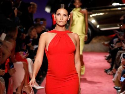 Foto: Hamil 5 Bulan, Lily Aldridge Tebar Pesona di Catwalk NYFW