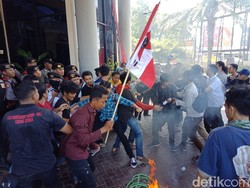 Demo di Jember Tuntut Transparansi Anggaran Buta Aksara Sempat Ricuh