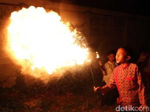Atraksi Sembur Api Warnai Pawai Obor Tahun Baru Hijriah