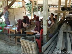 Miris! Siswa Kelas 1-6 SD di Pinrang Sulsel Belajar di Kolong Rumah