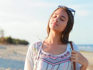 Pantai dan Si Cantik Aurora Ribero