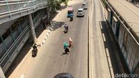 Ogah Naik JPO, Warga Nekat Menyeberang di Jalan