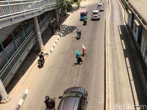 Ogah Naik JPO, Warga Nekat Menyeberang di Jalan
