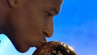 Kecupan manis Mbappe pada si trofi. Piala Dunia 2018 memang berjalan manis untuk bintang muda Paris St. Germain itu. Mbappe (19) bersinar dengan mencetak empat gol untuk menggondol penghargaan Pemain Muda Terbaik turnamen. Foto: Gonzalo Fuentes/Reuters