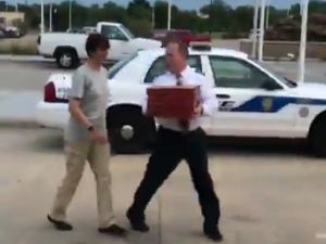 Pesawat Delay, Kapten Pilot Bagikan 40 Kotak Pizza ke Penumpang