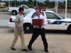 Pesawat Delay, Kapten Pilot Bagikan 40 Kotak Pizza ke Penumpang