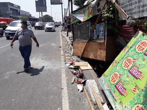 Warung Kopi Ditabrak Pikap, Pedagang Tercebur Got