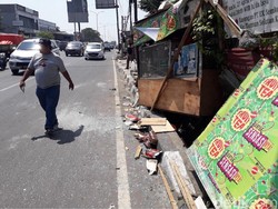 Warung Kopi Ditabrak Pikap, Pedagang Tercebur Got