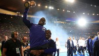 Dua gelandang berpengaruh Prancis Paul Pogba dan NGolo Kante mengangkat trofi Piala Dunia. Foto: Gonzalo Fuentes/Reuters