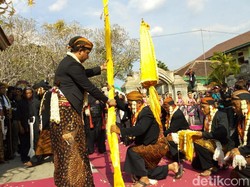 Meriah, Kirab Hari Jadi Ponorogo Diwarnai Jamasan Pusaka