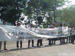 Aktivis Demo KLHK Coret Murai Batu-Cucak Rawa dari Hewan Dilindungi