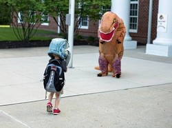 Pengorbanan Ibu Ini di Hari Pertama Anak Sekolah Menyentuh Hati