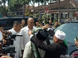 Tiba di Ponpes Darussalam, Prabowo Dikalungi Surban