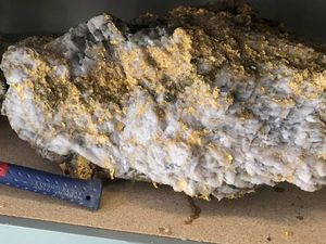 Penambang Temukan 2 Batu Bertakhtakan Emas Bernilai Rp 164 M