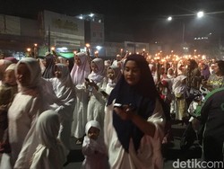 Pawai Obor Tahun Baru Hijriah Penuhi Jalan Kampung Melayu