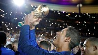 Angkat trofinya tinggi! Performa solid Raphael Varane di lini belakang Prancis tidak bisa disepelekan. Varane membantu Prancis clean sheet di empat dari tujuh pertandingan dari fase grup hingga final. Foto: Charles Platiau/Reuters