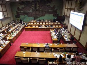 Komisi XI Minta Sri Mulyani Ubah Asumsi Rupiah di 2019