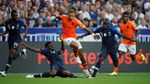 Les Bleus Tundukkan Oranje
