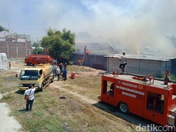 Kebakaran Lahan di Mojokerto Bikin Siswa SD Panik, 2 Anak Sesak Nafas