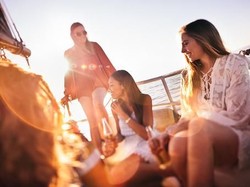 Lowongan Kerja Asyik: Review Yacht Mewah, Gaji Rp 942 Juta