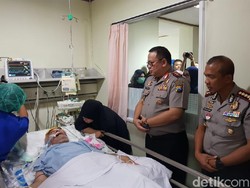 Hari Pertama Menjabat, Kapolda Jatim Jenguk Kiai Maksum