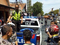Ditabrak Truk Saat Berhenti di TL, Kurir Antar Makanan Ini Tewas