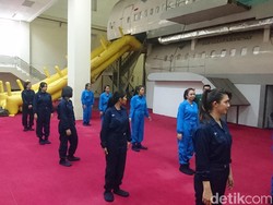 Latihan Keras di Balik Paras Cantik Pramugari Garuda