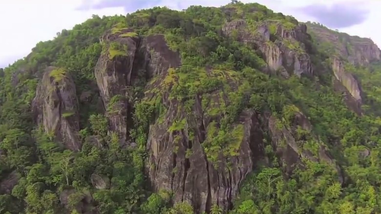 Kawasan karst di Geopark Gunung Sewu (Youtube/BADAN GEOLOGI INDONESIA) Kawasan karst di Geopark Gunung Sewu (Youtube/BADAN GEOLOGI INDONESIA)