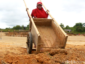 Power of Emak-emak, Dorong Gerobak Demi Perluasan Bandara Luwu