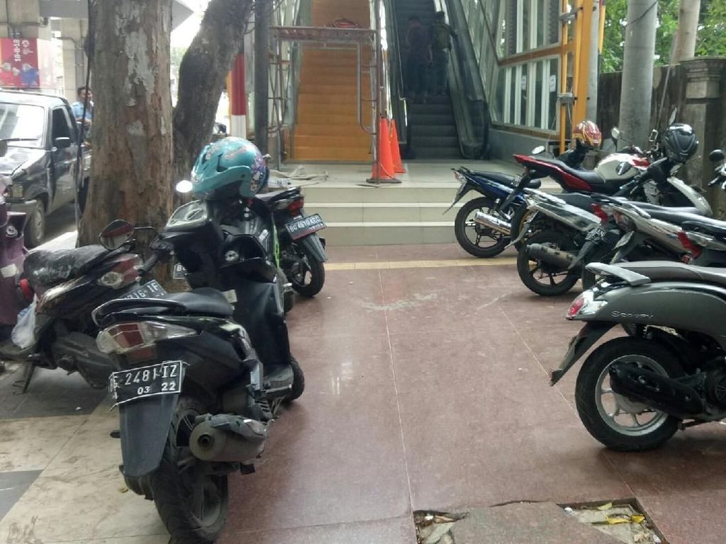 Trotoar di Palembang Sudah Bagus, Kok Malah Jadi Tempat Parkir? Trotoar di Palembang Sudah Bagus, Kok Malah Jadi Tempat Parkir?