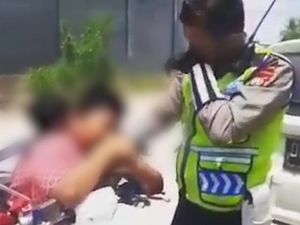 Takut Ditilang, Bocah SD Ini Nangis Cium Tangan Polisi Takut Ditilang, Bocah SD Ini Nangis Cium Tangan Polisi
